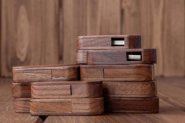 Beaucoup de lecteur flash USB en bois sur fond en bois — Photo