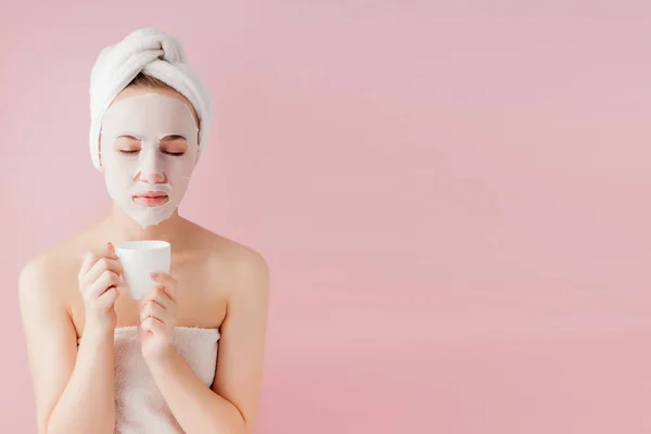 Portrait of beautiful girl in bathrobe with a cup of tea, relaxa — Stock Photo, Image