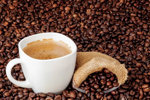 Coffee cup with coffee bag on wooden table. View from top — Stock Photo, Image