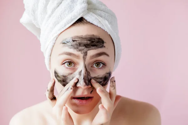 Beauty Cosmetic Peeling. Closeup Beautiful Young Female With Black Peel Off Mask On Skin. Closeup Of Attractive Woman With Cosmetic Skin Care Peeling Product On Face. High Resolution — Stock Photo, Image