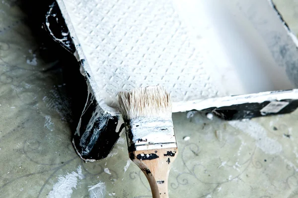 Белая краска, кисть и поднос, для покраски белого потолка или отделки — стоковое фото