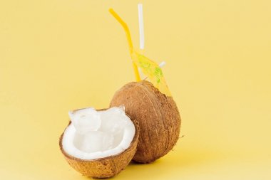 Sarı arka planda bir pipet ile taze Hindistan cevizi kokteyli, kopya alanı