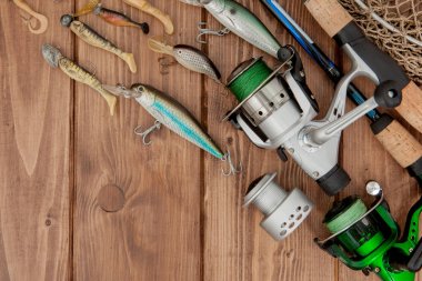 Kiev, Ukrayna-Mayıs 15, 2019 balıkçılık mücadele-balıkçılık iplik, kanca ve kopya alanı ile ahşap arka planda lures