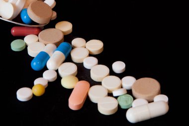 Eczane arka plan üzerinde siyah bir tablo. Tablet bir kaşıkla. Hapları. Tıp ve sağlıklı. Kapsül kapatın. Farklı tür haplar