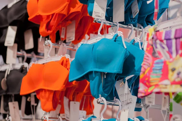 Kiev, Ukrayna- 15 Mayıs 2019 Bir sahil mağazasında satılık kadın mayolar. Reklam, Satış, Moda konsepti