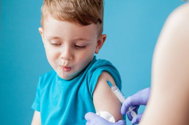 Aşılama konsepti. Kadın doktor aşık sevimli küçük çocuk o