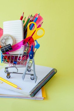 Alışveriş sepeti ile sarı zemin üzerine farklı ileti örneği