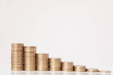 Beyaz bir arka plan üzerinde bir histogram şeklinde sikke. Kavram 