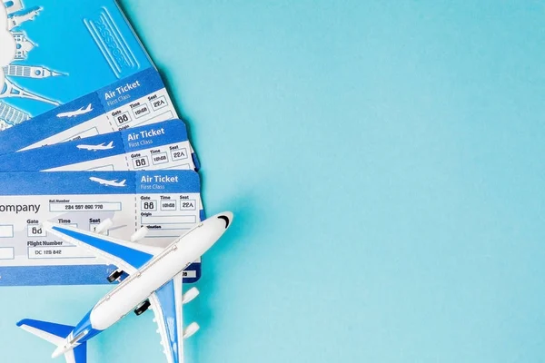 Paszport, samolot i bilet lotniczy na niebieskim tle. Podróż c — Zdjęcie stockowe