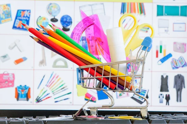 Koszyk pełen narzędzi szkolnych na klawiaturze, Shopp online — Zdjęcie stockowe