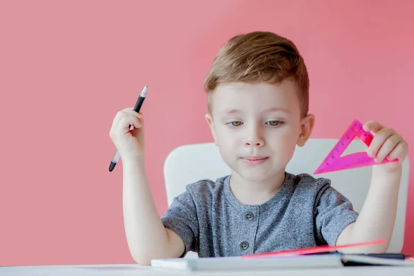 Retrato de niño lindo en casa haciendo tarea. Pequeño concent —  Fotos de Stock