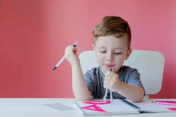 Porträtt av söt unge pojke hemma gör läxor. Lilla Concent — Stockfoto
