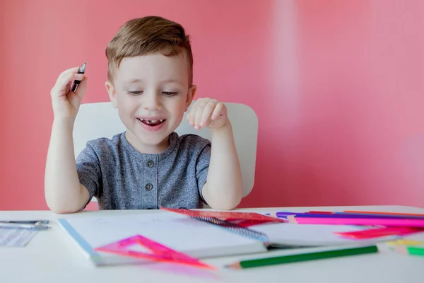 Retrato de niño lindo en casa haciendo tarea. Pequeño concent —  Fotos de Stock