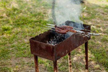 Piknik ızgarasında ızgara sosis