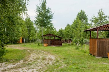 Gölün yakınındaki tatil evi. Balıkçılık ve rekreasyon kavramı