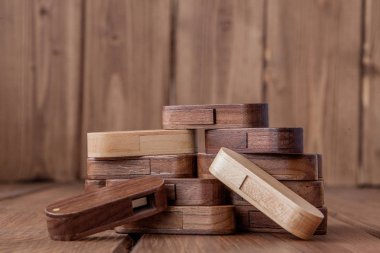 Ahşap arka plan üstünde birçok ahşap usb birden parlamak götürmek