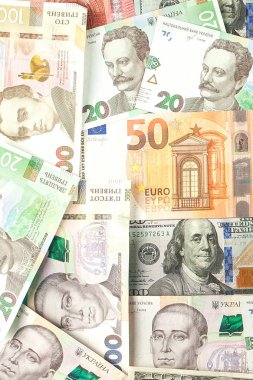 Para ve mali kavramı. Yeni yüz dolarlık banknot Ukrayna, Amerika ve Avrupa ulusal para birimi banknotlar renkli arka plan üzerinde