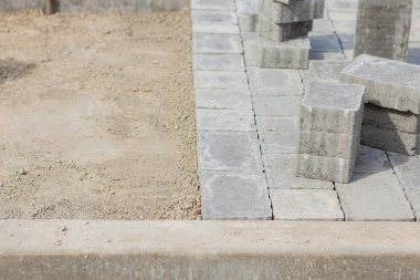 Kaldırım ayrıntıları, kaldırım taşı kaldırım, yol inşaat sitesinde taş bloklar İnşaat