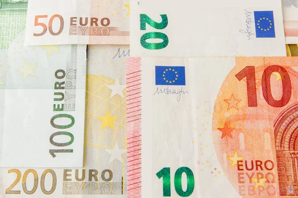 Dinero en euros. Fondo en efectivo en euros. Billetes en euros. Antecedentes de los diferentes billetes en euros de cerca —  Fotos de Stock