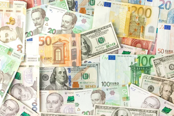 Geld en Financiën concept. Honderd nieuwe dollarbiljet op kleurrijke abstracte achtergrond van Oekraïens, Amerikaanse en nationale valuta eurobankbiljetten — Stockfoto