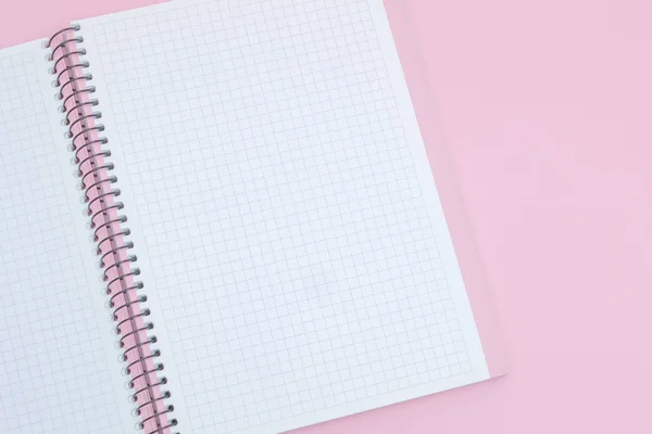 Notebook rózsaszín háttér, életmód fogalma, felülnézet. — Stock Fotó