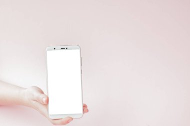 Pembe arka planda bir kadının elinde modern cep telefonu