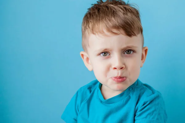 Petit garçon de taux de mélange faire visage amusant dans de nombreuses émotions — Photo