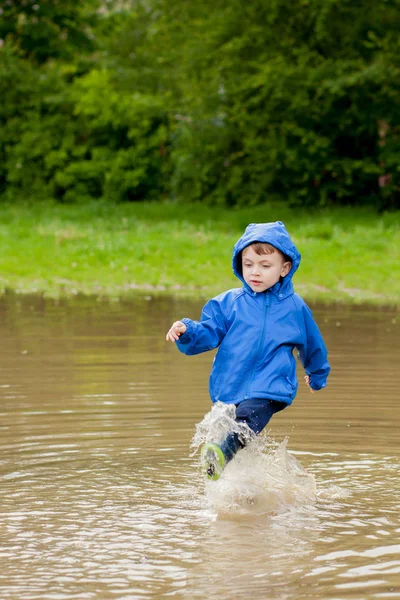 Portrait d'un garçon mignon jouant avec un bateau fait main. jardin d'enfants — Photo