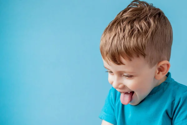 Petit garçon de taux de mélange faire visage amusant dans de nombreuses émotions — Photo