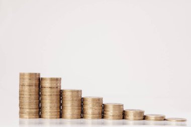 Beyaz bir arka plan üzerinde bir histogram şeklinde sikke. Kavram 