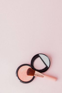 Hava yastığı pembe arka plan, güzellik ve moda kavramı üzerinde krem