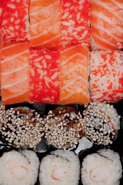 Comida japonesa de sushi. Rollos con atún, salmón, camarones, c —  Fotos de Stock