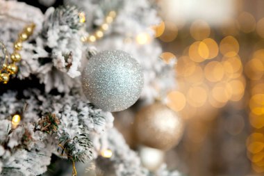 Oyuncaklar ve mutlu bir yeni yıl için dekoratif snow ile Noel ağacı