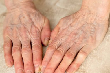 bir kadının elleri wmarble zemin üzerine yerleştirmek için metin