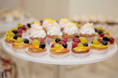 ahududu, üzüm ve şeftali bir düğün tablo ile cupcakes