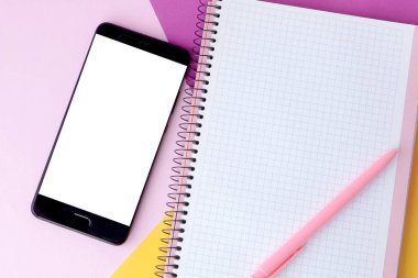Smartphone ile çalışma masası ve defter kopyalama alanı arka plan, en az tarzı ile yaratıcı düz yatıyordu fotoğrafı