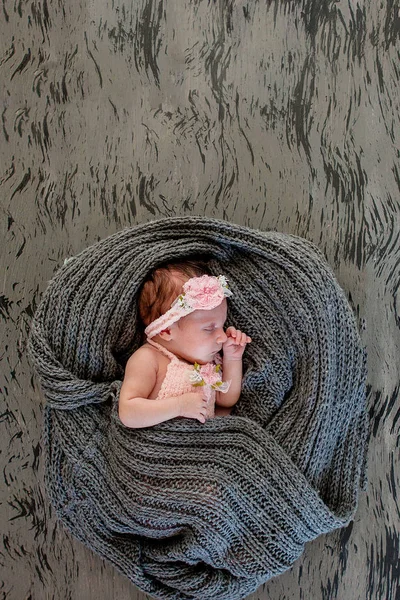 ピンクの背景の新生児女の子が眠っています。新生児のための写真撮影。誕生から 20 日間。女の美しい、7 日経過、新生児の赤ちゃんの肖像画 — ストック写真