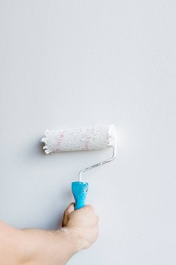 kadın el beyaz bir arka plan üzerinde izole bir rulo tutarak