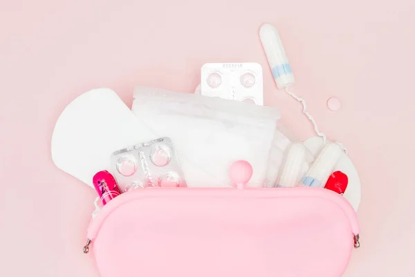 Kobiety produkty higieny intymnej-podkładki sanitarne i tampony na różowym tle, przestrzeń kopiowania. Koncepcja miesiączki. Widok z góry, płaski, przestrzeń kopiowana — Zdjęcie stockowe