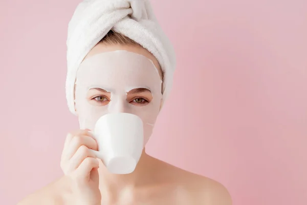 Portrait de belle fille en peignoir avec une tasse de thé, concept de détente femme blonde en peignoir et serviette sur la tête après la douche. Spa femme en peignoir et turban — Photo