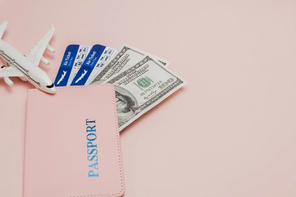 Passeport, dollars, billet d'avion et billet d'avion sur fond rose. Concept de voyage, espace de copie — Photo