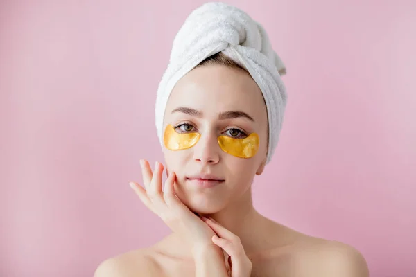Portrait of Beauty Woman with Eye Patches on pink background. Woman Beauty Face with Mask under Eyes. Beautiful Female with natural Makeup and Gold Cosmetics Collagen Patches on Fresh Facial Skin — Stock Photo, Image