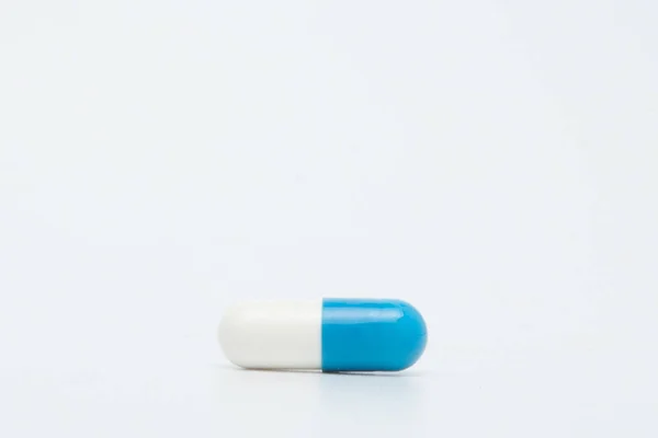 Makro-Ansicht der blauen Kapsel Pille isoliert über weißem Hintergrund — Stockfoto