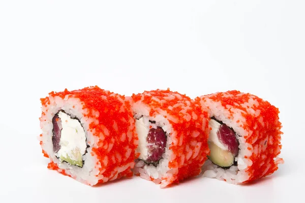 Rotolo di Philadelphia, Sushi rotola isolato su sfondo bianco. Collezione. Primo piano di delizioso cibo giapponese con rotolo di sushi . — Foto Stock