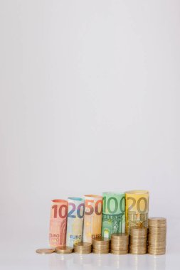 On, yirmi, 50, 100, 200 ve sikke Euro beyaz arka planda banknotlar kağıt haddelenmiş. Euro 'dan histogram. Para büyüme kavramı, tasarruf.