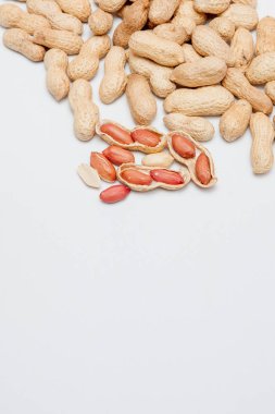 Büyük soyulmuş fıstık kabuğu fasulye close-up. Kabuğu soyulmamış fıstık. Fıstık, arka plan veya doku için. Büyüyen organik protein