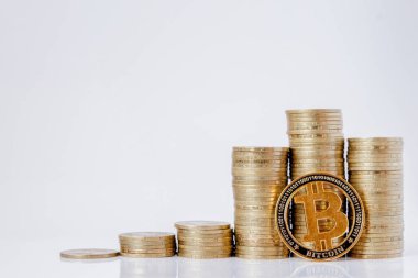Beyaz arka planda madeni para ve bitcoin tarihi. Para birimi büyümesi kavramı, tasarruf