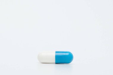 Beyaz arka planda izole mavi Kapsül hap makro görünümü
