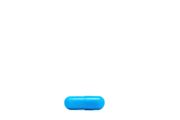Vista macro de la píldora cápsula azul aislada sobre fondo blanco — Foto de Stock