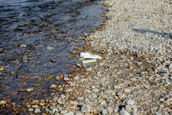 Kıyıya yakın nehir kirliliği, nehir yakınında çöp, plastik gıda atık, kirlilik katkıda — Stok fotoğraf